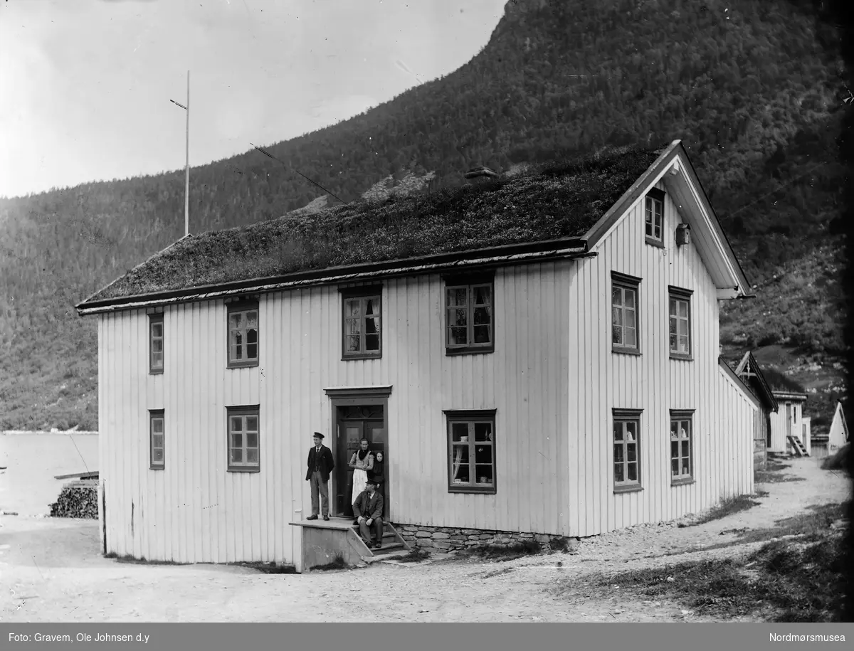Ranesstua på Øksendalsøra, familien Ranes står på troppa. Fredrik Hanss. Ranes frå Surnadal dreiv butikk i dette huset til han flytta til Straumsneset (Øydegard) i 1926.