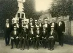 Grupporträtt av 1887 års studenter samlade till 45-års jubileum på Övedskloster, den 11 juni 1932.