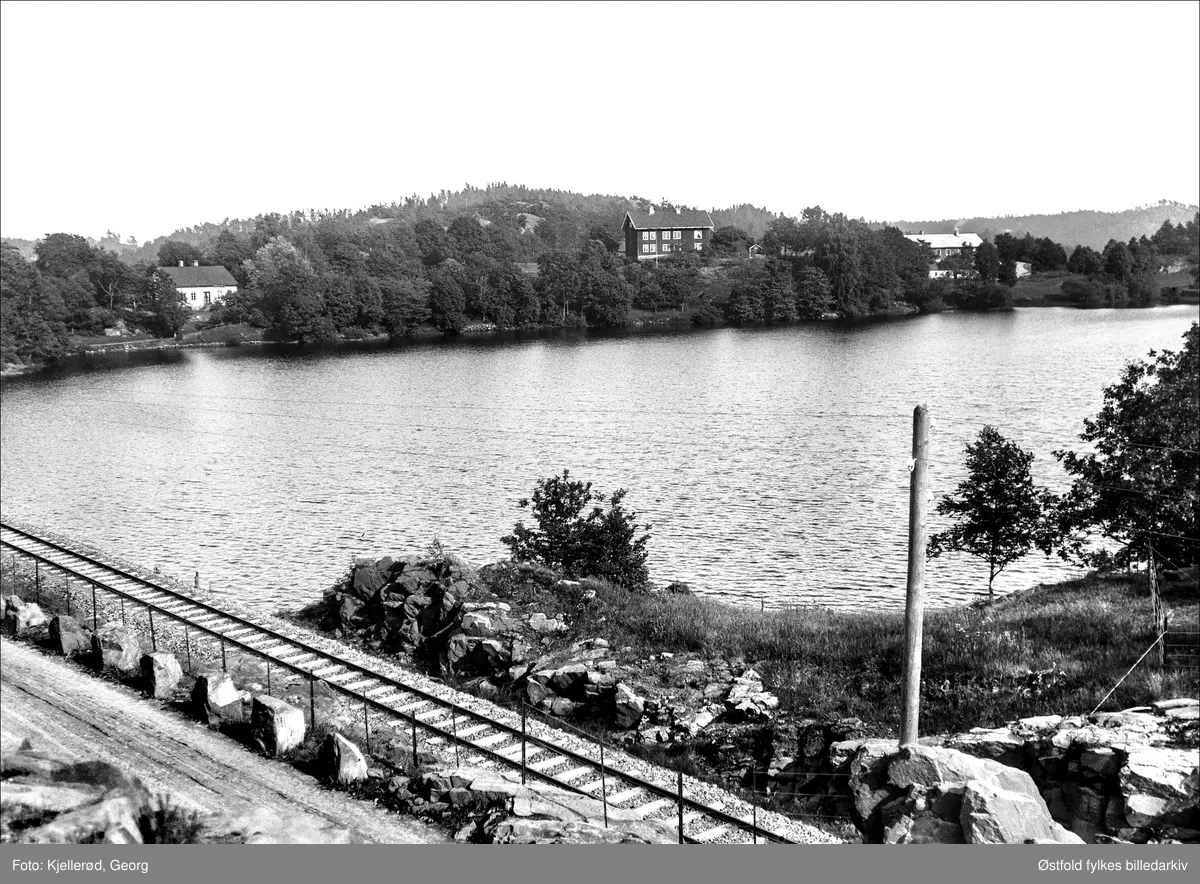 Arendalsbanen ved Solborg (Solberg)-vannet like ved den gamle kommunegrensen mellom Øyestad og Austre Moland, og senere Arendal og Øyestad.
Solborgvann der Frolandsveien og jernbanen Arendal-Åmli (1910)/ Arendal/Treungen (1913) passerte.