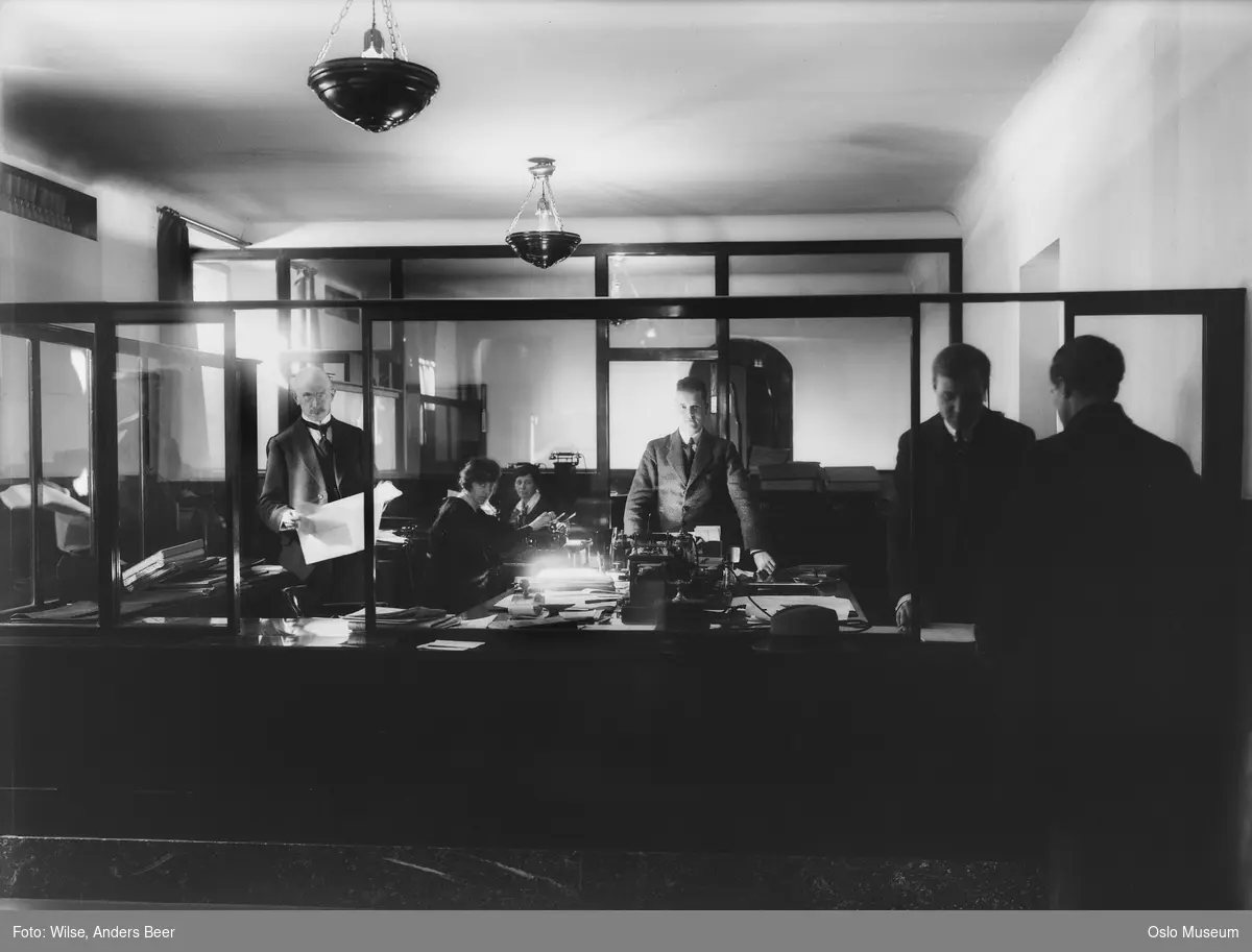 Christiania sparebank, interiør, ekspedisjon, funksjonærer, kunde