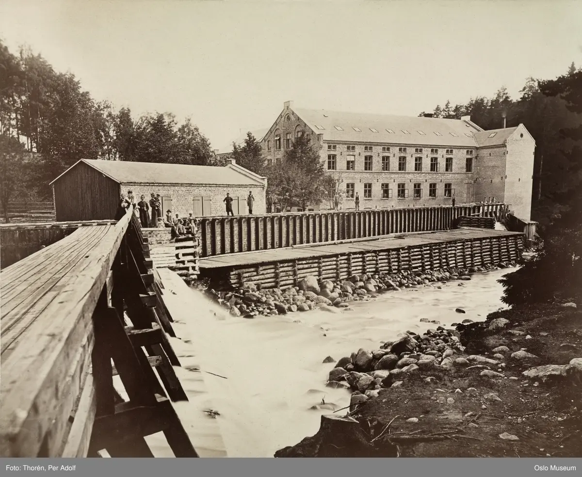 Nydalens Compagnie, elv, foss, fabrikkbygning, nedre spinneri, arbeidere, barn