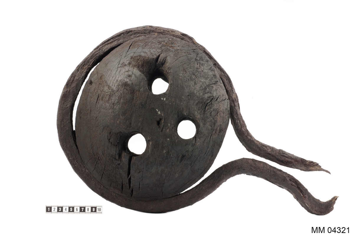 Jungfru från vraket efter 54-kanonskeppet Nya Riga, byggt i Karlskrona år 1708. Jungrun upptagen från vraket omkring år 1920. Den är av ek, ellipsformad och försedd med 3 hål för löpande taljrep, och i spår runt densamma finns beslag av smitt rundjärn, slutande med ögla för fastsättning i röstet. (delvis upprostat)