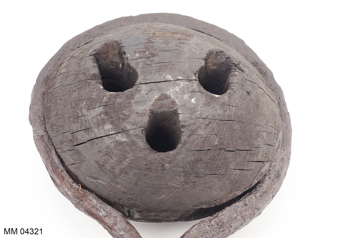 Jungfru från vraket efter 54-kanonskeppet Nya Riga, byggt i Karlskrona år 1708. Jungrun upptagen från vraket omkring år 1920. Den är av ek, ellipsformad och försedd med 3 hål för löpande taljrep, och i spår runt densamma finns beslag av smitt rundjärn, slutande med ögla för fastsättning i röstet. (delvis upprostat)