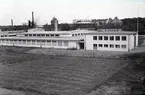 Exteriörbild från Kalmar Tapetfabrik. I fabriken på Södra vägen startade 1972 dansrestaurangen Sandra. Idag, 2024, hyser lokalen en cykelaffär.