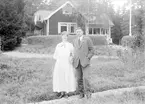 Anna och Carl Z Haeggström vid sommarhuset i Marielund, Funbo socken, Uppland.