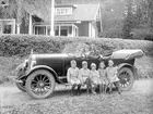 Anna och Carl Z Haeggström med barnen vid sommarhuset i Marielund, Funbo socken, Uppland, mitten av 1920-talet