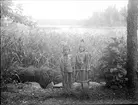 Anders och Märta Haeggström, sannolikt vid familjen Haeggströms sommarhus i Marielund, Funbo socken, Uppland. 1920-talets mitt.