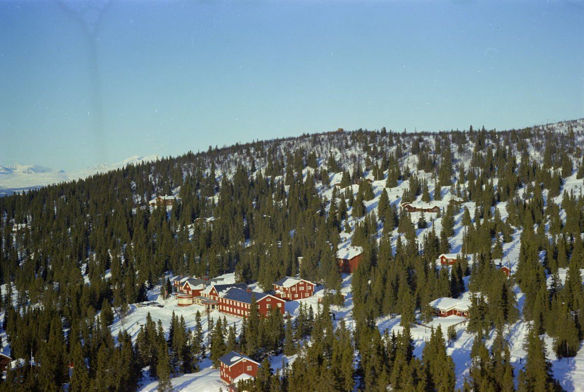 Sør-Fron, Gålå Høyfjellshotell. Store, røde bygninger, snø og skog bak.