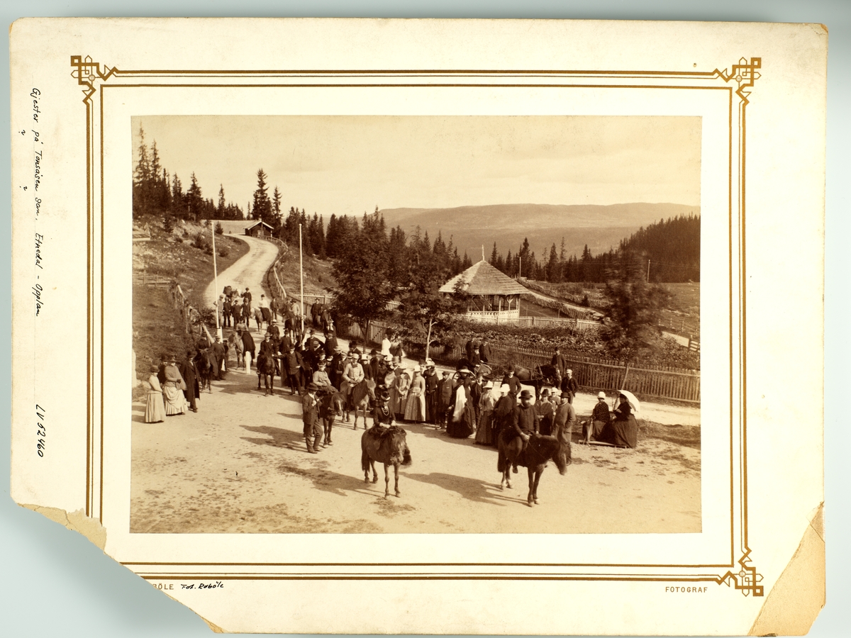 Tonsåsen sanatorium, samling gjester ant. på utflukt, 4 rir på hest.
Lysthus i bakgrunnen.