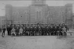 Karlsborg. Militärgruppfoto taget framför Garnisonskyrkan. Foto: Ester Byqvist. Gåva av Peter Dahlén, Stenstorp.