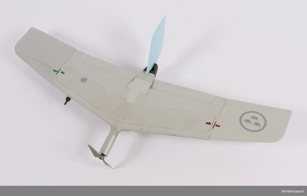 Transportlåda och farkost. Ryggsäck och markkontroll saknas. 
Den obemannade spaningsfarkosten UAV04 Svalan sänder live-video och lokaliseringsinformation till marksändaren. Det ger operatörerna möjlighet att navigera, leta upp mål, rekognoscera i omkringliggande terräng och även att spela in all information för senare analys. Systemet ger stöd i följande områden:
•	Fjärrstyrd rekognoscering och övervakning
•	Truppskydd
•	Konvojsäkerhet
•	Information om målet
•	Uppskattning/värdering av mål förstörda i strid
UAV04 drivs med batteri och har låg visuell, akustisk och termisk signatur. Optiken inkluderar två integrereade Elektro-optiska (EO) färgkameror (för framåt- och sidovinkel) samt en utbytbar nyttolast med antingen framåt- och sidovinkel och zoom EO färgkameror för dagsljusoperationer, och en infraröd (IR) kamera för nattoperationer. 
Hela systemet kan lätt packas ned och upp ur en tillhörande ryggsäck som underlättar både förvaring och transport till otillgängliga platser. Det har främst använts i utprovningssyfte för inköp av ny materiel. 
Elektrisk motor. Manuell eller automatisk glidlandning kan utföras. Flygkapaciteten uppgår till 45 minuter och räckvidden är maximalt 5 km. Maxhastighet: 70 km/h. Vikt: 450 gram. Längd: 240 mm. Spännvidd mellan vingar: 730 mm. Normal operativ höjd: 50-150 meter. Maximal operativ höjd: 3 000 meter. Svängprestanda: 360 grader på 20 sekunder. Navigationsljus (grön/röd) på/av under flygning. GPS (C-code).

Farkosten har levererats utan nattkamera och utan batterier på grund av återanvändning av delmaterielen. De levererade förnödenheterna består av:
F9889-000031 Väska
F9889-000001 Skrov
F9889-000029 Motor
F9889-000028 Propeller (6 st)
F9889-000030 Propeller hub
F9889-000011 Vingspets H
F9889-000023 Vingspets V
F9889-000027 Fena (4 st)
F9889-000002 Kameraenhet dag