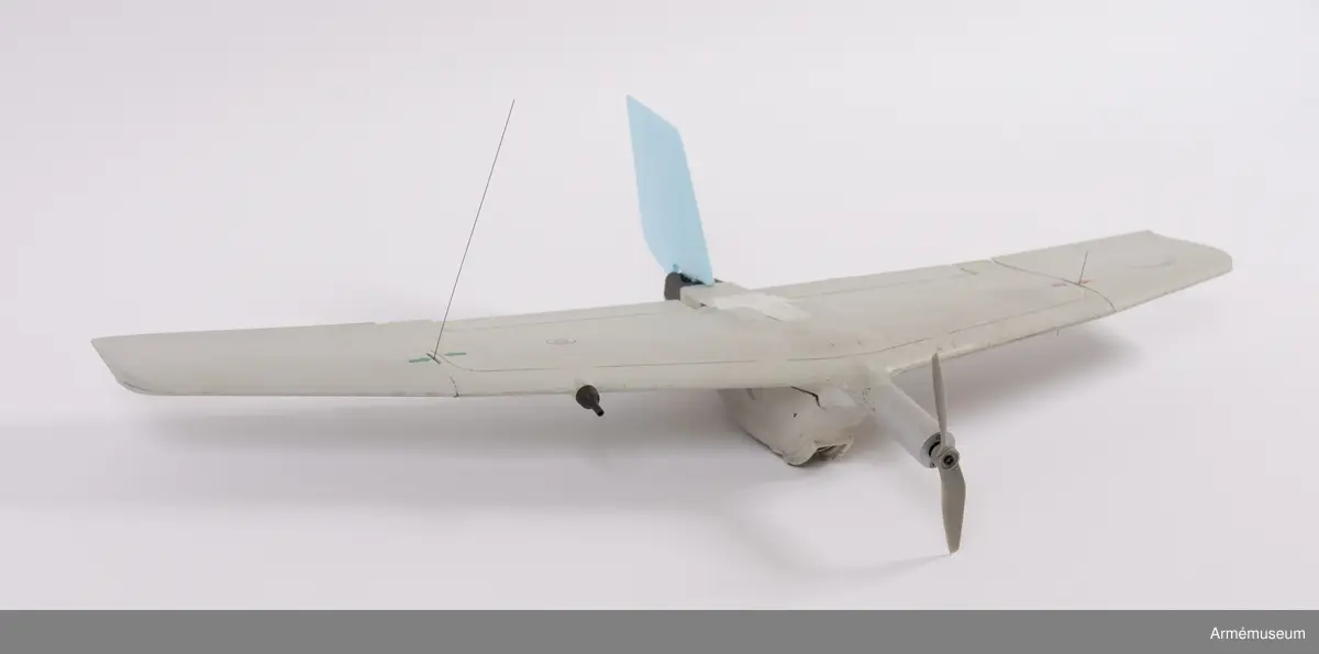 Transportlåda och farkost. Ryggsäck och markkontroll saknas. 
Den obemannade spaningsfarkosten UAV04 Svalan sänder live-video och lokaliseringsinformation till marksändaren. Det ger operatörerna möjlighet att navigera, leta upp mål, rekognoscera i omkringliggande terräng och även att spela in all information för senare analys. Systemet ger stöd i följande områden:
•	Fjärrstyrd rekognoscering och övervakning
•	Truppskydd
•	Konvojsäkerhet
•	Information om målet
•	Uppskattning/värdering av mål förstörda i strid
UAV04 drivs med batteri och har låg visuell, akustisk och termisk signatur. Optiken inkluderar två integrereade Elektro-optiska (EO) färgkameror (för framåt- och sidovinkel) samt en utbytbar nyttolast med antingen framåt- och sidovinkel och zoom EO färgkameror för dagsljusoperationer, och en infraröd (IR) kamera för nattoperationer. 
Hela systemet kan lätt packas ned och upp ur en tillhörande ryggsäck som underlättar både förvaring och transport till otillgängliga platser. Det har främst använts i utprovningssyfte för inköp av ny materiel. 
Elektrisk motor. Manuell eller automatisk glidlandning kan utföras. Flygkapaciteten uppgår till 45 minuter och räckvidden är maximalt 5 km. Maxhastighet: 70 km/h. Vikt: 450 gram. Längd: 240 mm. Spännvidd mellan vingar: 730 mm. Normal operativ höjd: 50-150 meter. Maximal operativ höjd: 3 000 meter. Svängprestanda: 360 grader på 20 sekunder. Navigationsljus (grön/röd) på/av under flygning. GPS (C-code).

Farkosten har levererats utan nattkamera och utan batterier på grund av återanvändning av delmaterielen. De levererade förnödenheterna består av:
F9889-000031 Väska
F9889-000001 Skrov
F9889-000029 Motor
F9889-000028 Propeller (6 st)
F9889-000030 Propeller hub
F9889-000011 Vingspets H
F9889-000023 Vingspets V
F9889-000027 Fena (4 st)
F9889-000002 Kameraenhet dag