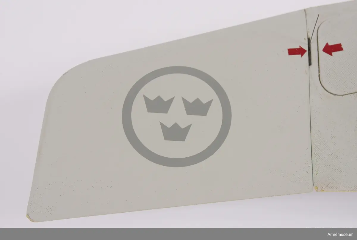 Transportlåda och farkost. Ryggsäck och markkontroll saknas. 
Den obemannade spaningsfarkosten UAV04 Svalan sänder live-video och lokaliseringsinformation till marksändaren. Det ger operatörerna möjlighet att navigera, leta upp mål, rekognoscera i omkringliggande terräng och även att spela in all information för senare analys. Systemet ger stöd i följande områden:
•	Fjärrstyrd rekognoscering och övervakning
•	Truppskydd
•	Konvojsäkerhet
•	Information om målet
•	Uppskattning/värdering av mål förstörda i strid
UAV04 drivs med batteri och har låg visuell, akustisk och termisk signatur. Optiken inkluderar två integrereade Elektro-optiska (EO) färgkameror (för framåt- och sidovinkel) samt en utbytbar nyttolast med antingen framåt- och sidovinkel och zoom EO färgkameror för dagsljusoperationer, och en infraröd (IR) kamera för nattoperationer. 
Hela systemet kan lätt packas ned och upp ur en tillhörande ryggsäck som underlättar både förvaring och transport till otillgängliga platser. Det har främst använts i utprovningssyfte för inköp av ny materiel. 
Elektrisk motor. Manuell eller automatisk glidlandning kan utföras. Flygkapaciteten uppgår till 45 minuter och räckvidden är maximalt 5 km. Maxhastighet: 70 km/h. Vikt: 450 gram. Längd: 240 mm. Spännvidd mellan vingar: 730 mm. Normal operativ höjd: 50-150 meter. Maximal operativ höjd: 3 000 meter. Svängprestanda: 360 grader på 20 sekunder. Navigationsljus (grön/röd) på/av under flygning. GPS (C-code).

Farkosten har levererats utan nattkamera och utan batterier på grund av återanvändning av delmaterielen. De levererade förnödenheterna består av:
F9889-000031 Väska
F9889-000001 Skrov
F9889-000029 Motor
F9889-000028 Propeller (6 st)
F9889-000030 Propeller hub
F9889-000011 Vingspets H
F9889-000023 Vingspets V
F9889-000027 Fena (4 st)
F9889-000002 Kameraenhet dag