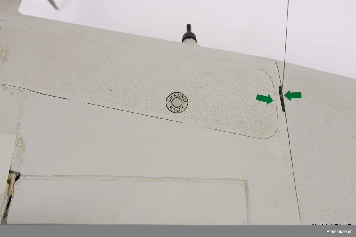 Transportlåda och farkost. Ryggsäck och markkontroll saknas. 
Den obemannade spaningsfarkosten UAV04 Svalan sänder live-video och lokaliseringsinformation till marksändaren. Det ger operatörerna möjlighet att navigera, leta upp mål, rekognoscera i omkringliggande terräng och även att spela in all information för senare analys. Systemet ger stöd i följande områden:
•	Fjärrstyrd rekognoscering och övervakning
•	Truppskydd
•	Konvojsäkerhet
•	Information om målet
•	Uppskattning/värdering av mål förstörda i strid
UAV04 drivs med batteri och har låg visuell, akustisk och termisk signatur. Optiken inkluderar två integrereade Elektro-optiska (EO) färgkameror (för framåt- och sidovinkel) samt en utbytbar nyttolast med antingen framåt- och sidovinkel och zoom EO färgkameror för dagsljusoperationer, och en infraröd (IR) kamera för nattoperationer. 
Hela systemet kan lätt packas ned och upp ur en tillhörande ryggsäck som underlättar både förvaring och transport till otillgängliga platser. Det har främst använts i utprovningssyfte för inköp av ny materiel. 
Elektrisk motor. Manuell eller automatisk glidlandning kan utföras. Flygkapaciteten uppgår till 45 minuter och räckvidden är maximalt 5 km. Maxhastighet: 70 km/h. Vikt: 450 gram. Längd: 240 mm. Spännvidd mellan vingar: 730 mm. Normal operativ höjd: 50-150 meter. Maximal operativ höjd: 3 000 meter. Svängprestanda: 360 grader på 20 sekunder. Navigationsljus (grön/röd) på/av under flygning. GPS (C-code).

Farkosten har levererats utan nattkamera och utan batterier på grund av återanvändning av delmaterielen. De levererade förnödenheterna består av:
F9889-000031 Väska
F9889-000001 Skrov
F9889-000029 Motor
F9889-000028 Propeller (6 st)
F9889-000030 Propeller hub
F9889-000011 Vingspets H
F9889-000023 Vingspets V
F9889-000027 Fena (4 st)
F9889-000002 Kameraenhet dag