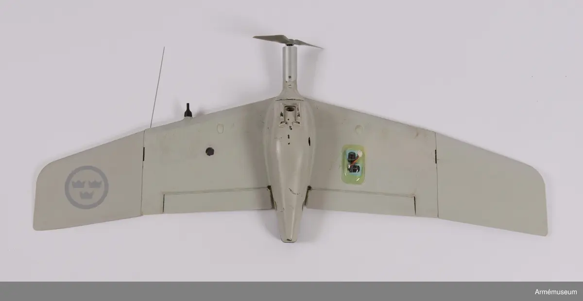 Transportlåda och farkost. Ryggsäck och markkontroll saknas. 
Den obemannade spaningsfarkosten UAV04 Svalan sänder live-video och lokaliseringsinformation till marksändaren. Det ger operatörerna möjlighet att navigera, leta upp mål, rekognoscera i omkringliggande terräng och även att spela in all information för senare analys. Systemet ger stöd i följande områden:
•	Fjärrstyrd rekognoscering och övervakning
•	Truppskydd
•	Konvojsäkerhet
•	Information om målet
•	Uppskattning/värdering av mål förstörda i strid
UAV04 drivs med batteri och har låg visuell, akustisk och termisk signatur. Optiken inkluderar två integrereade Elektro-optiska (EO) färgkameror (för framåt- och sidovinkel) samt en utbytbar nyttolast med antingen framåt- och sidovinkel och zoom EO färgkameror för dagsljusoperationer, och en infraröd (IR) kamera för nattoperationer. 
Hela systemet kan lätt packas ned och upp ur en tillhörande ryggsäck som underlättar både förvaring och transport till otillgängliga platser. Det har främst använts i utprovningssyfte för inköp av ny materiel. 
Elektrisk motor. Manuell eller automatisk glidlandning kan utföras. Flygkapaciteten uppgår till 45 minuter och räckvidden är maximalt 5 km. Maxhastighet: 70 km/h. Vikt: 450 gram. Längd: 240 mm. Spännvidd mellan vingar: 730 mm. Normal operativ höjd: 50-150 meter. Maximal operativ höjd: 3 000 meter. Svängprestanda: 360 grader på 20 sekunder. Navigationsljus (grön/röd) på/av under flygning. GPS (C-code).

Farkosten har levererats utan nattkamera och utan batterier på grund av återanvändning av delmaterielen. De levererade förnödenheterna består av:
F9889-000031 Väska
F9889-000001 Skrov
F9889-000029 Motor
F9889-000028 Propeller (6 st)
F9889-000030 Propeller hub
F9889-000011 Vingspets H
F9889-000023 Vingspets V
F9889-000027 Fena (4 st)
F9889-000002 Kameraenhet dag