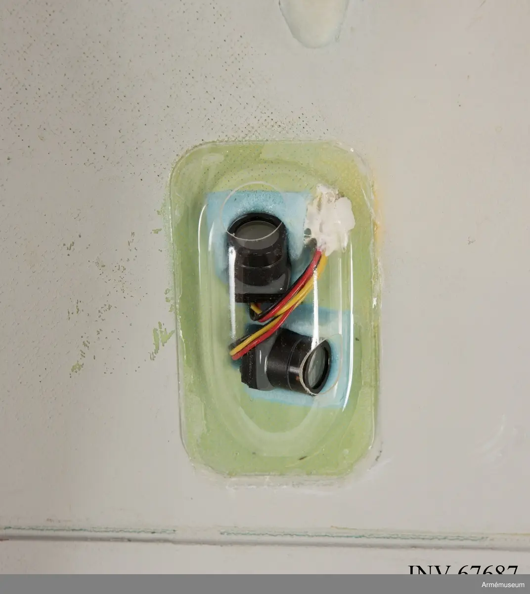 Transportlåda och farkost. Ryggsäck och markkontroll saknas. 
Den obemannade spaningsfarkosten UAV04 Svalan sänder live-video och lokaliseringsinformation till marksändaren. Det ger operatörerna möjlighet att navigera, leta upp mål, rekognoscera i omkringliggande terräng och även att spela in all information för senare analys. Systemet ger stöd i följande områden:
•	Fjärrstyrd rekognoscering och övervakning
•	Truppskydd
•	Konvojsäkerhet
•	Information om målet
•	Uppskattning/värdering av mål förstörda i strid
UAV04 drivs med batteri och har låg visuell, akustisk och termisk signatur. Optiken inkluderar två integrereade Elektro-optiska (EO) färgkameror (för framåt- och sidovinkel) samt en utbytbar nyttolast med antingen framåt- och sidovinkel och zoom EO färgkameror för dagsljusoperationer, och en infraröd (IR) kamera för nattoperationer. 
Hela systemet kan lätt packas ned och upp ur en tillhörande ryggsäck som underlättar både förvaring och transport till otillgängliga platser. Det har främst använts i utprovningssyfte för inköp av ny materiel. 
Elektrisk motor. Manuell eller automatisk glidlandning kan utföras. Flygkapaciteten uppgår till 45 minuter och räckvidden är maximalt 5 km. Maxhastighet: 70 km/h. Vikt: 450 gram. Längd: 240 mm. Spännvidd mellan vingar: 730 mm. Normal operativ höjd: 50-150 meter. Maximal operativ höjd: 3 000 meter. Svängprestanda: 360 grader på 20 sekunder. Navigationsljus (grön/röd) på/av under flygning. GPS (C-code).

Farkosten har levererats utan nattkamera och utan batterier på grund av återanvändning av delmaterielen. De levererade förnödenheterna består av:
F9889-000031 Väska
F9889-000001 Skrov
F9889-000029 Motor
F9889-000028 Propeller (6 st)
F9889-000030 Propeller hub
F9889-000011 Vingspets H
F9889-000023 Vingspets V
F9889-000027 Fena (4 st)
F9889-000002 Kameraenhet dag