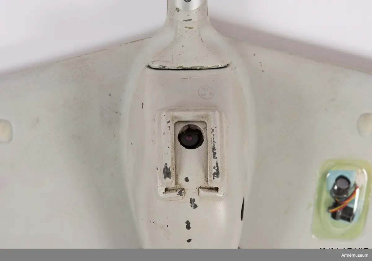 Transportlåda och farkost. Ryggsäck och markkontroll saknas. 
Den obemannade spaningsfarkosten UAV04 Svalan sänder live-video och lokaliseringsinformation till marksändaren. Det ger operatörerna möjlighet att navigera, leta upp mål, rekognoscera i omkringliggande terräng och även att spela in all information för senare analys. Systemet ger stöd i följande områden:
•	Fjärrstyrd rekognoscering och övervakning
•	Truppskydd
•	Konvojsäkerhet
•	Information om målet
•	Uppskattning/värdering av mål förstörda i strid
UAV04 drivs med batteri och har låg visuell, akustisk och termisk signatur. Optiken inkluderar två integrereade Elektro-optiska (EO) färgkameror (för framåt- och sidovinkel) samt en utbytbar nyttolast med antingen framåt- och sidovinkel och zoom EO färgkameror för dagsljusoperationer, och en infraröd (IR) kamera för nattoperationer. 
Hela systemet kan lätt packas ned och upp ur en tillhörande ryggsäck som underlättar både förvaring och transport till otillgängliga platser. Det har främst använts i utprovningssyfte för inköp av ny materiel. 
Elektrisk motor. Manuell eller automatisk glidlandning kan utföras. Flygkapaciteten uppgår till 45 minuter och räckvidden är maximalt 5 km. Maxhastighet: 70 km/h. Vikt: 450 gram. Längd: 240 mm. Spännvidd mellan vingar: 730 mm. Normal operativ höjd: 50-150 meter. Maximal operativ höjd: 3 000 meter. Svängprestanda: 360 grader på 20 sekunder. Navigationsljus (grön/röd) på/av under flygning. GPS (C-code).

Farkosten har levererats utan nattkamera och utan batterier på grund av återanvändning av delmaterielen. De levererade förnödenheterna består av:
F9889-000031 Väska
F9889-000001 Skrov
F9889-000029 Motor
F9889-000028 Propeller (6 st)
F9889-000030 Propeller hub
F9889-000011 Vingspets H
F9889-000023 Vingspets V
F9889-000027 Fena (4 st)
F9889-000002 Kameraenhet dag