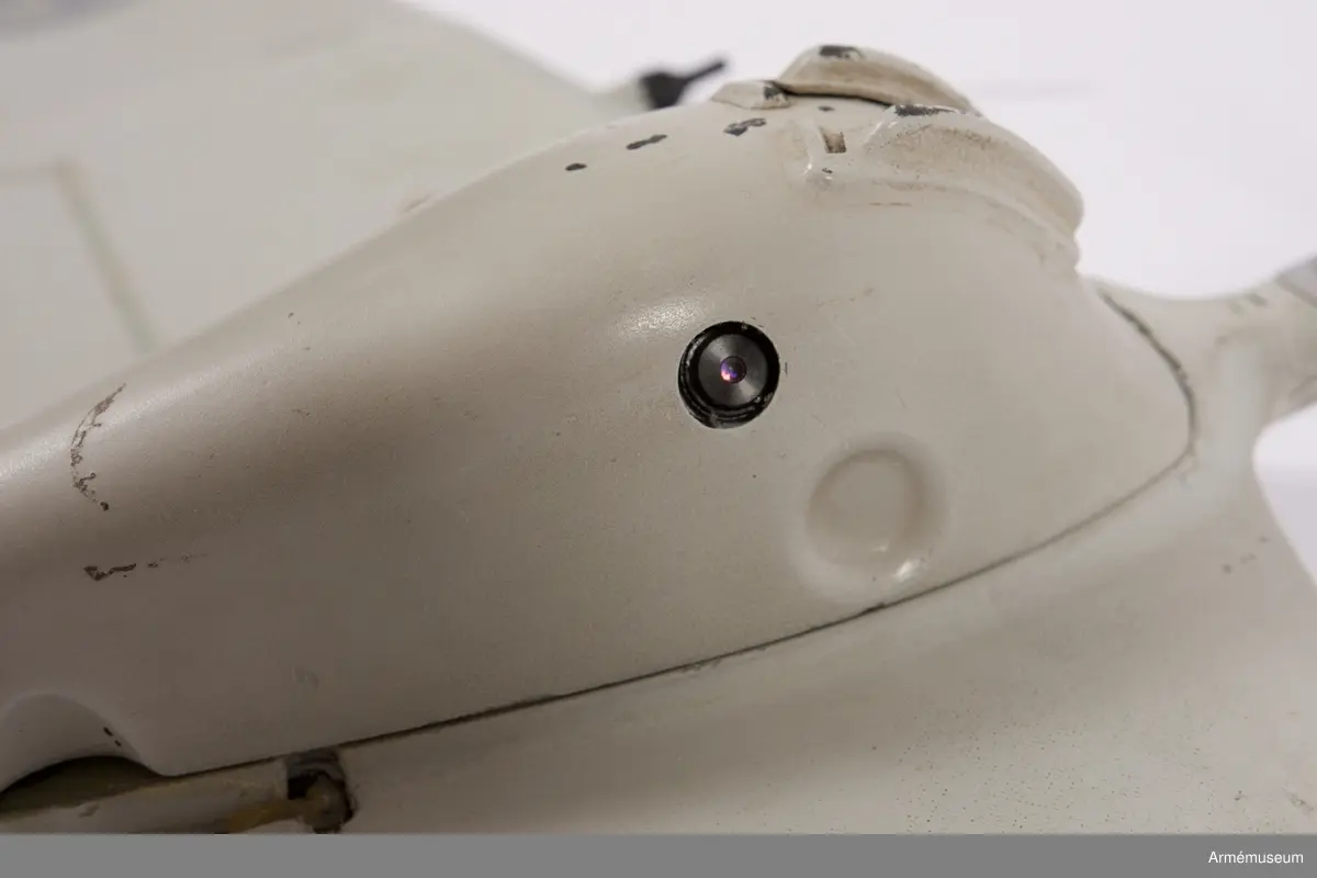 Transportlåda och farkost. Ryggsäck och markkontroll saknas. 
Den obemannade spaningsfarkosten UAV04 Svalan sänder live-video och lokaliseringsinformation till marksändaren. Det ger operatörerna möjlighet att navigera, leta upp mål, rekognoscera i omkringliggande terräng och även att spela in all information för senare analys. Systemet ger stöd i följande områden:
•	Fjärrstyrd rekognoscering och övervakning
•	Truppskydd
•	Konvojsäkerhet
•	Information om målet
•	Uppskattning/värdering av mål förstörda i strid
UAV04 drivs med batteri och har låg visuell, akustisk och termisk signatur. Optiken inkluderar två integrereade Elektro-optiska (EO) färgkameror (för framåt- och sidovinkel) samt en utbytbar nyttolast med antingen framåt- och sidovinkel och zoom EO färgkameror för dagsljusoperationer, och en infraröd (IR) kamera för nattoperationer. 
Hela systemet kan lätt packas ned och upp ur en tillhörande ryggsäck som underlättar både förvaring och transport till otillgängliga platser. Det har främst använts i utprovningssyfte för inköp av ny materiel. 
Elektrisk motor. Manuell eller automatisk glidlandning kan utföras. Flygkapaciteten uppgår till 45 minuter och räckvidden är maximalt 5 km. Maxhastighet: 70 km/h. Vikt: 450 gram. Längd: 240 mm. Spännvidd mellan vingar: 730 mm. Normal operativ höjd: 50-150 meter. Maximal operativ höjd: 3 000 meter. Svängprestanda: 360 grader på 20 sekunder. Navigationsljus (grön/röd) på/av under flygning. GPS (C-code).

Farkosten har levererats utan nattkamera och utan batterier på grund av återanvändning av delmaterielen. De levererade förnödenheterna består av:
F9889-000031 Väska
F9889-000001 Skrov
F9889-000029 Motor
F9889-000028 Propeller (6 st)
F9889-000030 Propeller hub
F9889-000011 Vingspets H
F9889-000023 Vingspets V
F9889-000027 Fena (4 st)
F9889-000002 Kameraenhet dag