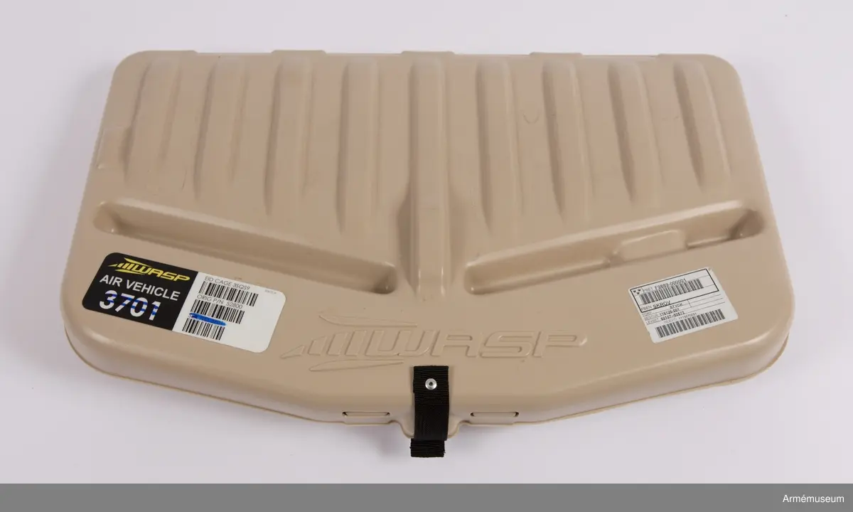 Transportlåda och farkost. Ryggsäck och markkontroll saknas. 
Den obemannade spaningsfarkosten UAV04 Svalan sänder live-video och lokaliseringsinformation till marksändaren. Det ger operatörerna möjlighet att navigera, leta upp mål, rekognoscera i omkringliggande terräng och även att spela in all information för senare analys. Systemet ger stöd i följande områden:
•	Fjärrstyrd rekognoscering och övervakning
•	Truppskydd
•	Konvojsäkerhet
•	Information om målet
•	Uppskattning/värdering av mål förstörda i strid
UAV04 drivs med batteri och har låg visuell, akustisk och termisk signatur. Optiken inkluderar två integrereade Elektro-optiska (EO) färgkameror (för framåt- och sidovinkel) samt en utbytbar nyttolast med antingen framåt- och sidovinkel och zoom EO färgkameror för dagsljusoperationer, och en infraröd (IR) kamera för nattoperationer. 
Hela systemet kan lätt packas ned och upp ur en tillhörande ryggsäck som underlättar både förvaring och transport till otillgängliga platser. Det har främst använts i utprovningssyfte för inköp av ny materiel. 
Elektrisk motor. Manuell eller automatisk glidlandning kan utföras. Flygkapaciteten uppgår till 45 minuter och räckvidden är maximalt 5 km. Maxhastighet: 70 km/h. Vikt: 450 gram. Längd: 240 mm. Spännvidd mellan vingar: 730 mm. Normal operativ höjd: 50-150 meter. Maximal operativ höjd: 3 000 meter. Svängprestanda: 360 grader på 20 sekunder. Navigationsljus (grön/röd) på/av under flygning. GPS (C-code).

Farkosten har levererats utan nattkamera och utan batterier på grund av återanvändning av delmaterielen. De levererade förnödenheterna består av:
F9889-000031 Väska
F9889-000001 Skrov
F9889-000029 Motor
F9889-000028 Propeller (6 st)
F9889-000030 Propeller hub
F9889-000011 Vingspets H
F9889-000023 Vingspets V
F9889-000027 Fena (4 st)
F9889-000002 Kameraenhet dag