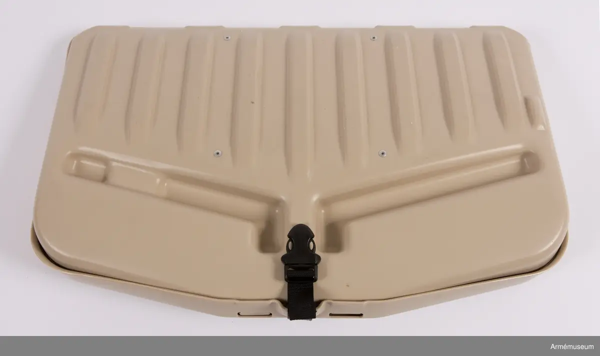 Transportlåda och farkost. Ryggsäck och markkontroll saknas. 
Den obemannade spaningsfarkosten UAV04 Svalan sänder live-video och lokaliseringsinformation till marksändaren. Det ger operatörerna möjlighet att navigera, leta upp mål, rekognoscera i omkringliggande terräng och även att spela in all information för senare analys. Systemet ger stöd i följande områden:
•	Fjärrstyrd rekognoscering och övervakning
•	Truppskydd
•	Konvojsäkerhet
•	Information om målet
•	Uppskattning/värdering av mål förstörda i strid
UAV04 drivs med batteri och har låg visuell, akustisk och termisk signatur. Optiken inkluderar två integrereade Elektro-optiska (EO) färgkameror (för framåt- och sidovinkel) samt en utbytbar nyttolast med antingen framåt- och sidovinkel och zoom EO färgkameror för dagsljusoperationer, och en infraröd (IR) kamera för nattoperationer. 
Hela systemet kan lätt packas ned och upp ur en tillhörande ryggsäck som underlättar både förvaring och transport till otillgängliga platser. Det har främst använts i utprovningssyfte för inköp av ny materiel. 
Elektrisk motor. Manuell eller automatisk glidlandning kan utföras. Flygkapaciteten uppgår till 45 minuter och räckvidden är maximalt 5 km. Maxhastighet: 70 km/h. Vikt: 450 gram. Längd: 240 mm. Spännvidd mellan vingar: 730 mm. Normal operativ höjd: 50-150 meter. Maximal operativ höjd: 3 000 meter. Svängprestanda: 360 grader på 20 sekunder. Navigationsljus (grön/röd) på/av under flygning. GPS (C-code).

Farkosten har levererats utan nattkamera och utan batterier på grund av återanvändning av delmaterielen. De levererade förnödenheterna består av:
F9889-000031 Väska
F9889-000001 Skrov
F9889-000029 Motor
F9889-000028 Propeller (6 st)
F9889-000030 Propeller hub
F9889-000011 Vingspets H
F9889-000023 Vingspets V
F9889-000027 Fena (4 st)
F9889-000002 Kameraenhet dag