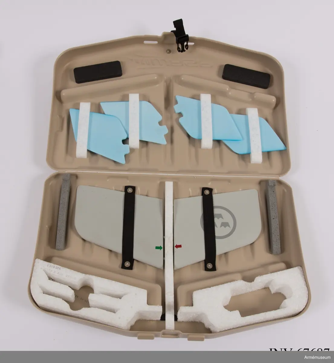 Transportlåda och farkost. Ryggsäck och markkontroll saknas. 
Den obemannade spaningsfarkosten UAV04 Svalan sänder live-video och lokaliseringsinformation till marksändaren. Det ger operatörerna möjlighet att navigera, leta upp mål, rekognoscera i omkringliggande terräng och även att spela in all information för senare analys. Systemet ger stöd i följande områden:
•	Fjärrstyrd rekognoscering och övervakning
•	Truppskydd
•	Konvojsäkerhet
•	Information om målet
•	Uppskattning/värdering av mål förstörda i strid
UAV04 drivs med batteri och har låg visuell, akustisk och termisk signatur. Optiken inkluderar två integrereade Elektro-optiska (EO) färgkameror (för framåt- och sidovinkel) samt en utbytbar nyttolast med antingen framåt- och sidovinkel och zoom EO färgkameror för dagsljusoperationer, och en infraröd (IR) kamera för nattoperationer. 
Hela systemet kan lätt packas ned och upp ur en tillhörande ryggsäck som underlättar både förvaring och transport till otillgängliga platser. Det har främst använts i utprovningssyfte för inköp av ny materiel. 
Elektrisk motor. Manuell eller automatisk glidlandning kan utföras. Flygkapaciteten uppgår till 45 minuter och räckvidden är maximalt 5 km. Maxhastighet: 70 km/h. Vikt: 450 gram. Längd: 240 mm. Spännvidd mellan vingar: 730 mm. Normal operativ höjd: 50-150 meter. Maximal operativ höjd: 3 000 meter. Svängprestanda: 360 grader på 20 sekunder. Navigationsljus (grön/röd) på/av under flygning. GPS (C-code).

Farkosten har levererats utan nattkamera och utan batterier på grund av återanvändning av delmaterielen. De levererade förnödenheterna består av:
F9889-000031 Väska
F9889-000001 Skrov
F9889-000029 Motor
F9889-000028 Propeller (6 st)
F9889-000030 Propeller hub
F9889-000011 Vingspets H
F9889-000023 Vingspets V
F9889-000027 Fena (4 st)
F9889-000002 Kameraenhet dag