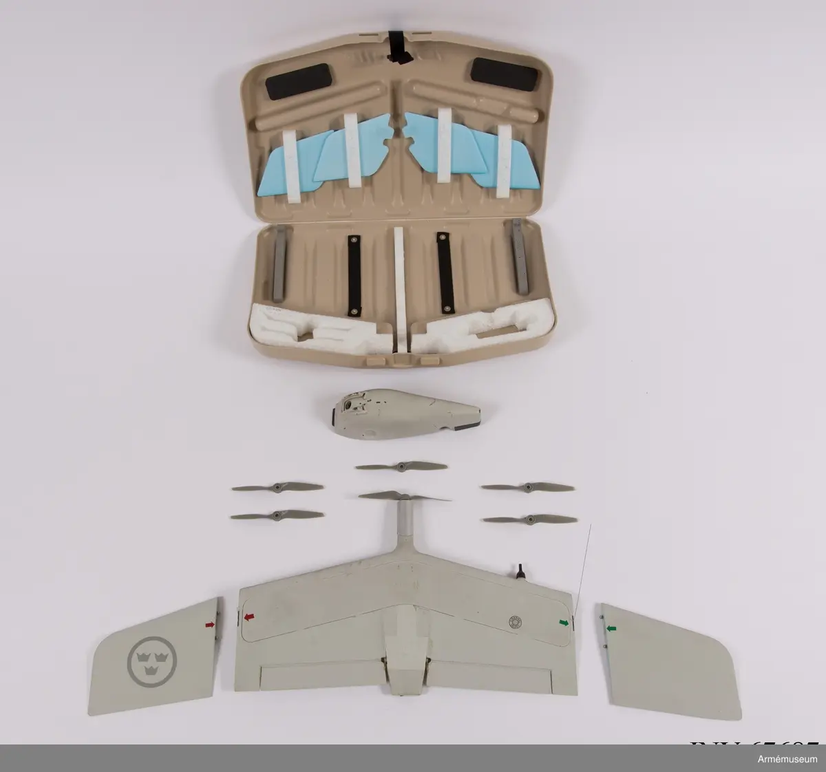 Transportlåda och farkost. Ryggsäck och markkontroll saknas. 
Den obemannade spaningsfarkosten UAV04 Svalan sänder live-video och lokaliseringsinformation till marksändaren. Det ger operatörerna möjlighet att navigera, leta upp mål, rekognoscera i omkringliggande terräng och även att spela in all information för senare analys. Systemet ger stöd i följande områden:
•	Fjärrstyrd rekognoscering och övervakning
•	Truppskydd
•	Konvojsäkerhet
•	Information om målet
•	Uppskattning/värdering av mål förstörda i strid
UAV04 drivs med batteri och har låg visuell, akustisk och termisk signatur. Optiken inkluderar två integrereade Elektro-optiska (EO) färgkameror (för framåt- och sidovinkel) samt en utbytbar nyttolast med antingen framåt- och sidovinkel och zoom EO färgkameror för dagsljusoperationer, och en infraröd (IR) kamera för nattoperationer. 
Hela systemet kan lätt packas ned och upp ur en tillhörande ryggsäck som underlättar både förvaring och transport till otillgängliga platser. Det har främst använts i utprovningssyfte för inköp av ny materiel. 
Elektrisk motor. Manuell eller automatisk glidlandning kan utföras. Flygkapaciteten uppgår till 45 minuter och räckvidden är maximalt 5 km. Maxhastighet: 70 km/h. Vikt: 450 gram. Längd: 240 mm. Spännvidd mellan vingar: 730 mm. Normal operativ höjd: 50-150 meter. Maximal operativ höjd: 3 000 meter. Svängprestanda: 360 grader på 20 sekunder. Navigationsljus (grön/röd) på/av under flygning. GPS (C-code).

Farkosten har levererats utan nattkamera och utan batterier på grund av återanvändning av delmaterielen. De levererade förnödenheterna består av:
F9889-000031 Väska
F9889-000001 Skrov
F9889-000029 Motor
F9889-000028 Propeller (6 st)
F9889-000030 Propeller hub
F9889-000011 Vingspets H
F9889-000023 Vingspets V
F9889-000027 Fena (4 st)
F9889-000002 Kameraenhet dag