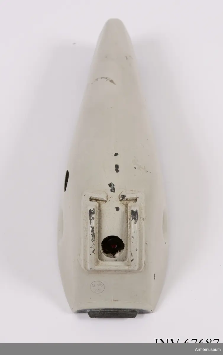 Transportlåda och farkost. Ryggsäck och markkontroll saknas. 
Den obemannade spaningsfarkosten UAV04 Svalan sänder live-video och lokaliseringsinformation till marksändaren. Det ger operatörerna möjlighet att navigera, leta upp mål, rekognoscera i omkringliggande terräng och även att spela in all information för senare analys. Systemet ger stöd i följande områden:
•	Fjärrstyrd rekognoscering och övervakning
•	Truppskydd
•	Konvojsäkerhet
•	Information om målet
•	Uppskattning/värdering av mål förstörda i strid
UAV04 drivs med batteri och har låg visuell, akustisk och termisk signatur. Optiken inkluderar två integrereade Elektro-optiska (EO) färgkameror (för framåt- och sidovinkel) samt en utbytbar nyttolast med antingen framåt- och sidovinkel och zoom EO färgkameror för dagsljusoperationer, och en infraröd (IR) kamera för nattoperationer. 
Hela systemet kan lätt packas ned och upp ur en tillhörande ryggsäck som underlättar både förvaring och transport till otillgängliga platser. Det har främst använts i utprovningssyfte för inköp av ny materiel. 
Elektrisk motor. Manuell eller automatisk glidlandning kan utföras. Flygkapaciteten uppgår till 45 minuter och räckvidden är maximalt 5 km. Maxhastighet: 70 km/h. Vikt: 450 gram. Längd: 240 mm. Spännvidd mellan vingar: 730 mm. Normal operativ höjd: 50-150 meter. Maximal operativ höjd: 3 000 meter. Svängprestanda: 360 grader på 20 sekunder. Navigationsljus (grön/röd) på/av under flygning. GPS (C-code).

Farkosten har levererats utan nattkamera och utan batterier på grund av återanvändning av delmaterielen. De levererade förnödenheterna består av:
F9889-000031 Väska
F9889-000001 Skrov
F9889-000029 Motor
F9889-000028 Propeller (6 st)
F9889-000030 Propeller hub
F9889-000011 Vingspets H
F9889-000023 Vingspets V
F9889-000027 Fena (4 st)
F9889-000002 Kameraenhet dag