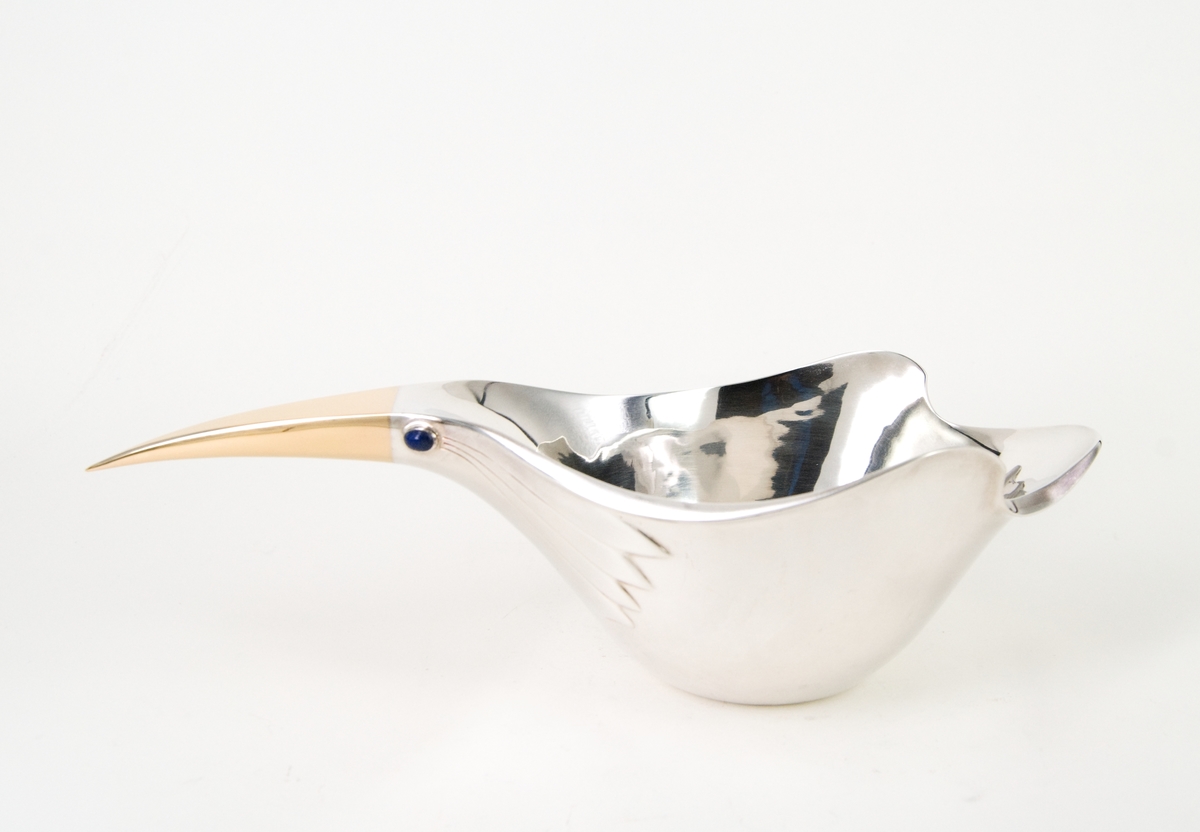 Silverskål, "Kråkskålen", formad som en fågel med näbb av guld. Stämplad under: GRC, G, S, kattfot, 925, 010, samt två fotsulor och signatur, Cyrén.