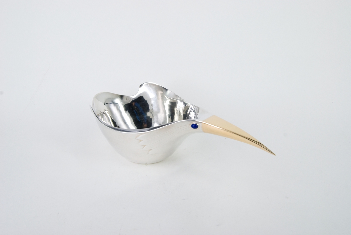 Silverskål, "Kråkskålen", formad som en fågel med näbb av guld. Stämplad under: GRC, G, S, kattfot, 925, 010, samt två fotsulor och signatur, Cyrén.