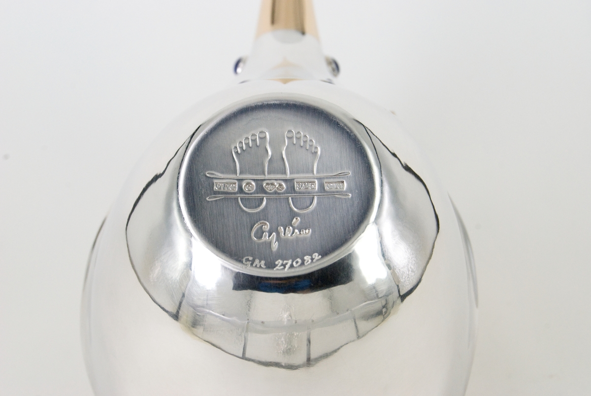 Silverskål, "Kråkskålen", formad som en fågel med näbb av guld. Stämplad under: GRC, G, S, kattfot, 925, 010, samt två fotsulor och signatur, Cyrén.