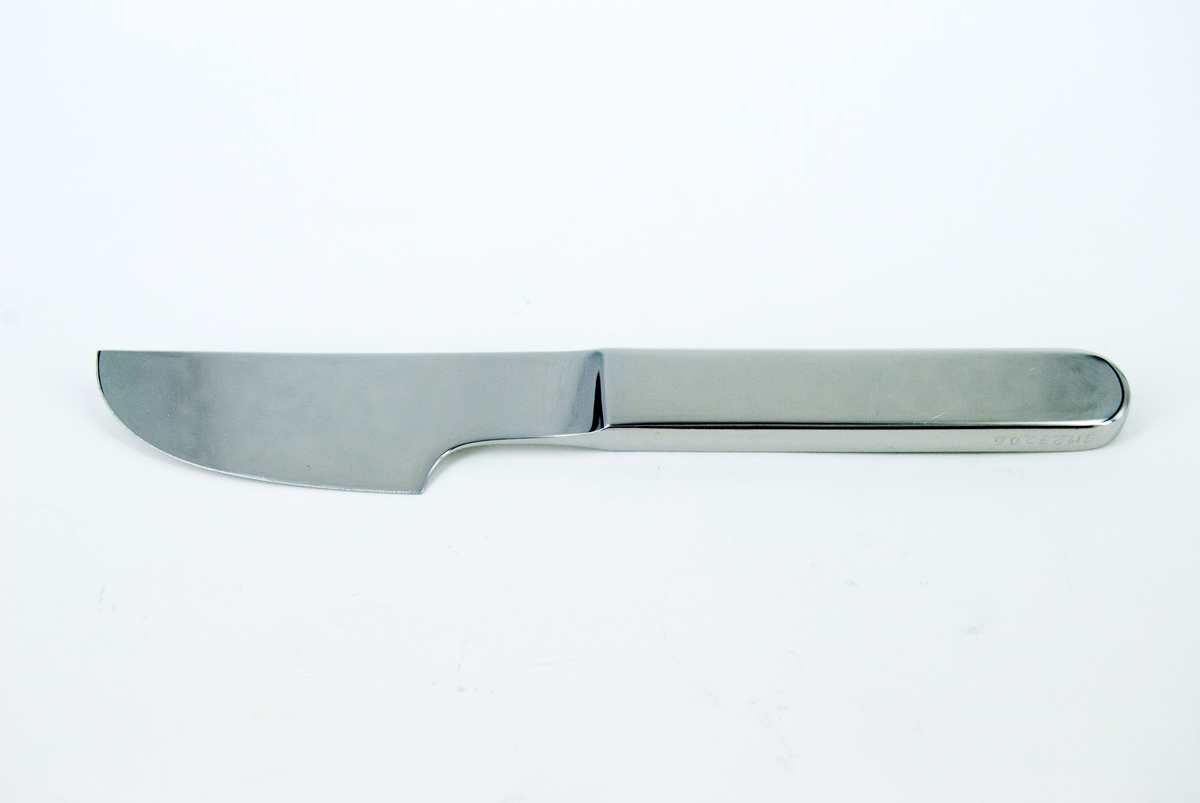 Kniv i rostfritt stål. Blad med rak ovansida och svängd egg. Slätt jämntjockt skaft med rundad ände. Märkt på bladet: DANSK INTERNATIONAL DESIGNS LTD  GC/JAPAN
Tillverkad i Japan för Dansk Designs Ltd, USA. Design Gunnar Cyrén.