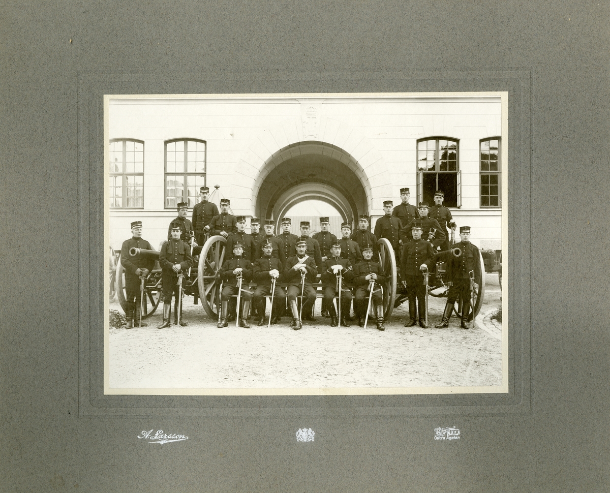 Grupporträtt av löjtnant Johan Gustaf Mauritz Upmark och soldater vid Upplands artileriregemente A 5.