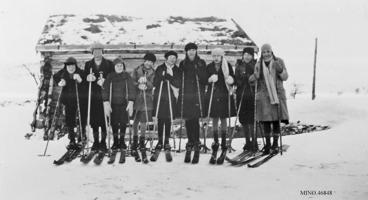 Elever fra Husom skole på skitur.