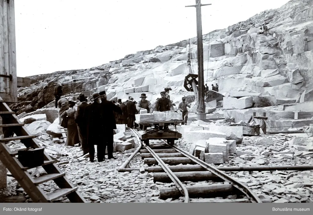 "Rixö Stenhuggerier den 29 aug. 1906 då Tekniska Samfundet i Göteborg besökte Rixön på inbjudan av Skandinaviska Granit Aktiebolaget, Halmstad." 