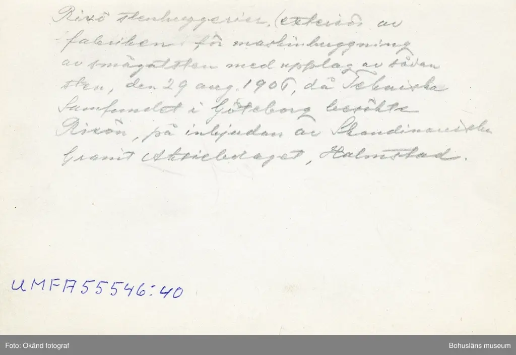 "Rixön stenhuggerier, (exteriör av fabriken för maskinhuggning av smågatsten med upplag av sådan sten, den 29 aug. 1906, Då Tekniska Samfundet i Göteborg besökte Rixön, på inbjudan av Skandinaviska Granit Aktiebolaget, Halmstad."