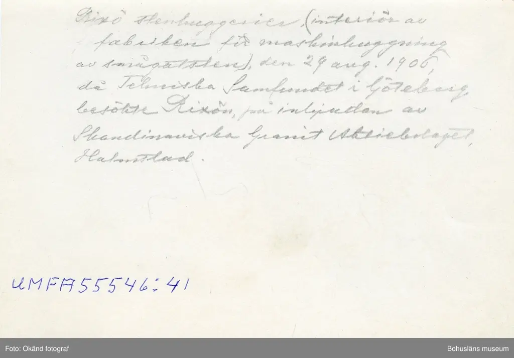 "Rixö stenhuggerier, (interiör av fabriken för maskinhuggning av smågatsten), den 29 aug. 1906, då Tekniska Samfundet i Göteborg, besökte Rixön, på inbjudan av Skandinaviska Granit Aktiebolaget, Halmstad."(enligt notering på kortets baksida)