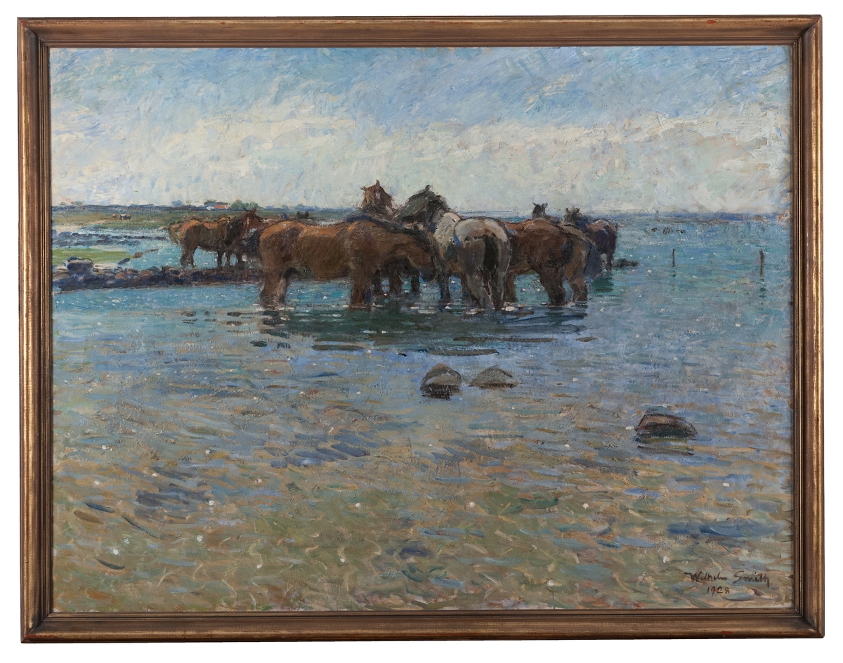 En grupp hästar står i grunt havsvatten, vid sitt bete på strandängarna. Målningen har ägts av Hedvig Ulfsparre och hängt i Hofors herrgård samt Kungsgårdens herrgård. Deltagit i Parisutställningen 1929. Montering/Ram: Bronserad originalram