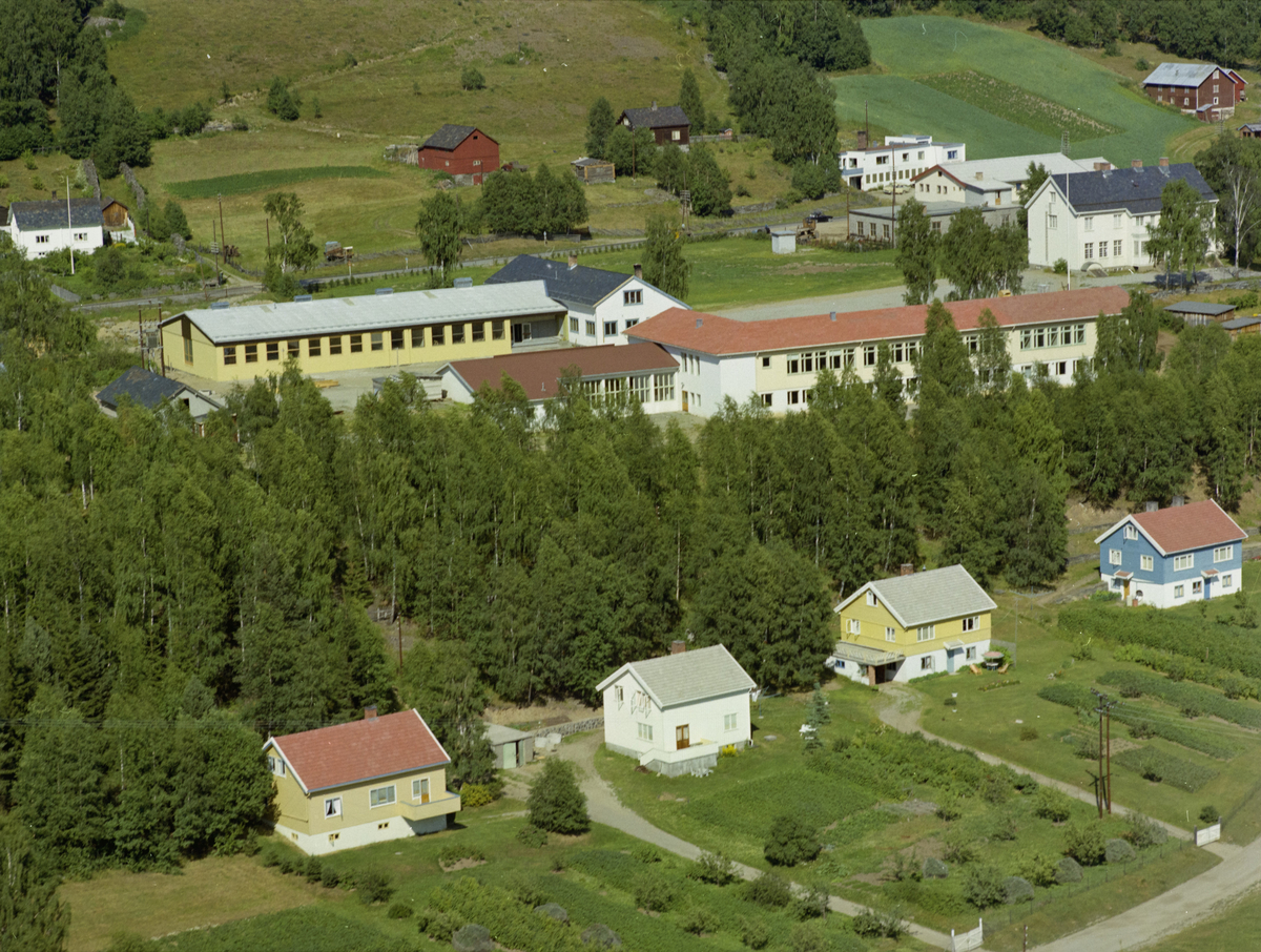 Sør-Fron, Harpefoss. Midt i bildet Sør-Fron ungdomsskole, Glasmestermoen. Foran: Boligområde med Lognstad helt til venstre, Bustad midt i, og Moland helt til høyre.