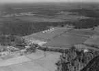 Flygfoto över Forsheda år 1950, i mitten av bilden ser man Forshedaverken, Värnamo kommun. Nr. L. 636