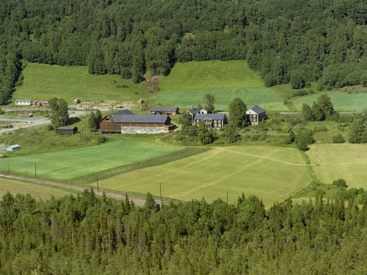 Sør-Fron, Harpefoss. Gården Solbrå, Stor gård med to brune, toetasjes ...