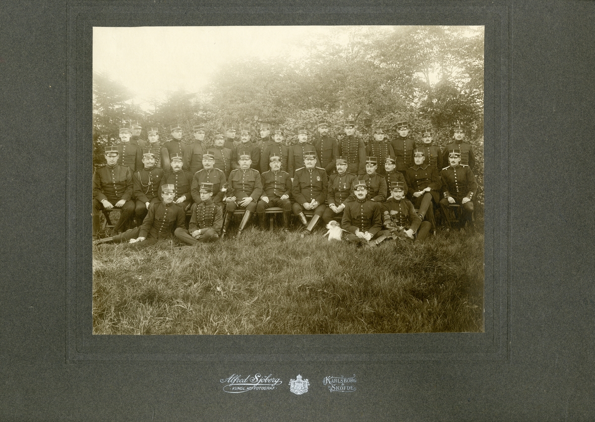 Grupporträtt av officerare vid Boden-Karlsborgs artilleriregemente A 8 i Karlsborg 1906.
För namn, se bild nr. 3.