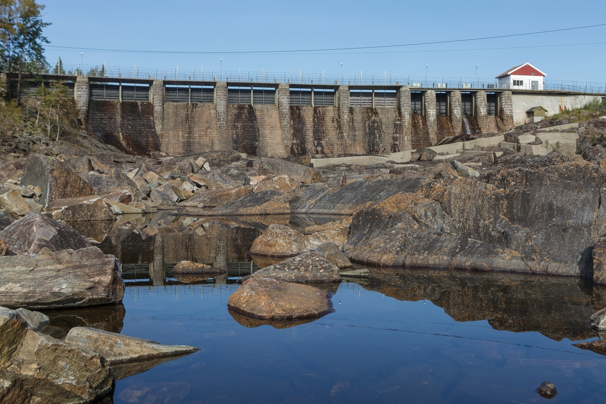 Haugsjå dam, nedstrøms. Elveleiet nedstrøms Haugsjådammen har nokre plassar med vatn tross liten vassføring utanom når det er flom. Sett mot NV.