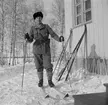 Porträttfoto av Åke Nettelbladt-Hollsten, tillhörande Svenska frivilligkåren i Finland, F 19. Stående på skidor.