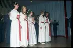 Göran Eriksson kröner Vänersborgs Lucia i aulan, Huvudnässkolan. Bilder från aulan samt kortegen på stans gator.