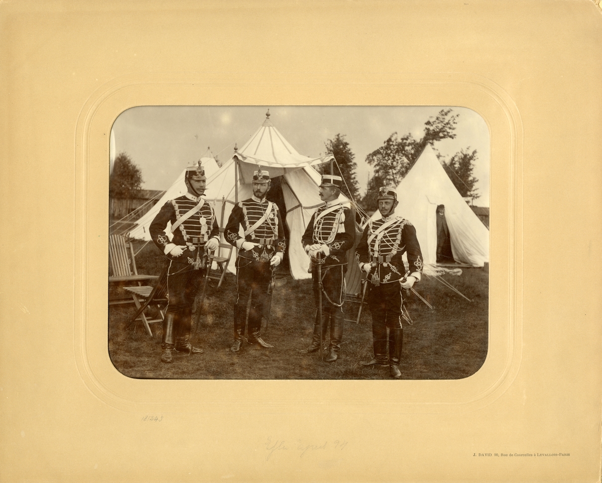 Grupporträtt av prins Eugen som ryttmästare vid Livregementets husarer K 3 med tre troppchefer, Sannahed 1894.