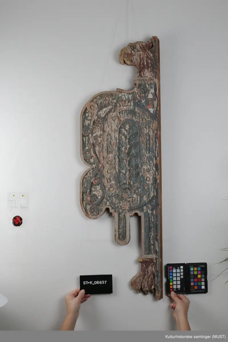 Del som tidligere kan ha tilhørt altertavlen i kirken på Utstein kloster? Venstre side. 
Dagens altertavlen har en tilsvarende lik figurutsmykning på hver side av tavlen. Figuren fremstiller en fugl (ørn?).

Altertavlen på Utstein er fra ca 1620 og er laget av Lauritz Christoffersen, best kjent som Lauritz Snekker, en håndverker sentral i Stavangerrenessansen. Han var elev av den kjente kunstneren Gottfried Hendtzschel, som også har malt altertavlen på Utstein kloster.