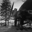 Underhållsarbete med flygplan Hawker Hart svart M tillhörande F 19, Svenska frivilligkåren i Finland. Flygtekniker i arbete vid motorn.