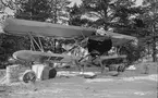 Flygplan Hawker Hart svart M vid F 19, Svenska frivilligkåren i Finland står i ett värn med kapell på.