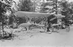 Flygplan Hawker Hart med vingkapell och hängda bomber, vid F 19, Svenska frivilligkåren i Finland.