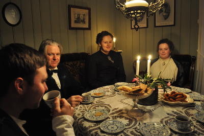 Julekveldskaffe i storstua i Gjersøyenbygningen på Odalstunet under Jul i stuene. Fra venstre sitter Jørgen Bekken, Rune Nor, Maren Sofie Løfsgård og Victoria Nor.